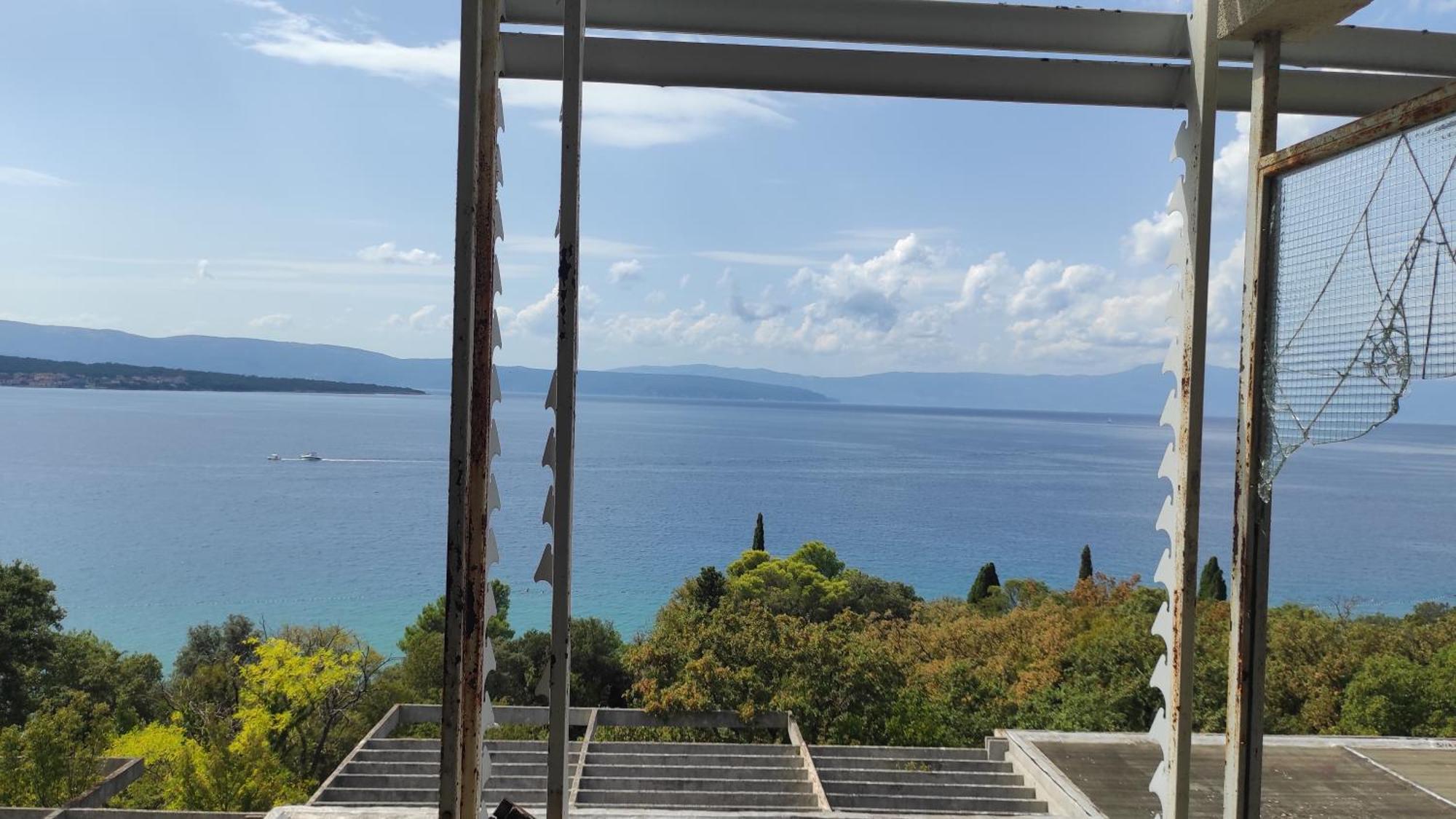 Haludovo Virtual Ruin Hotel Bungaloos Apartments And Camping, International Cooperation And Assistance For Rebirth Baracska Exterior photo
